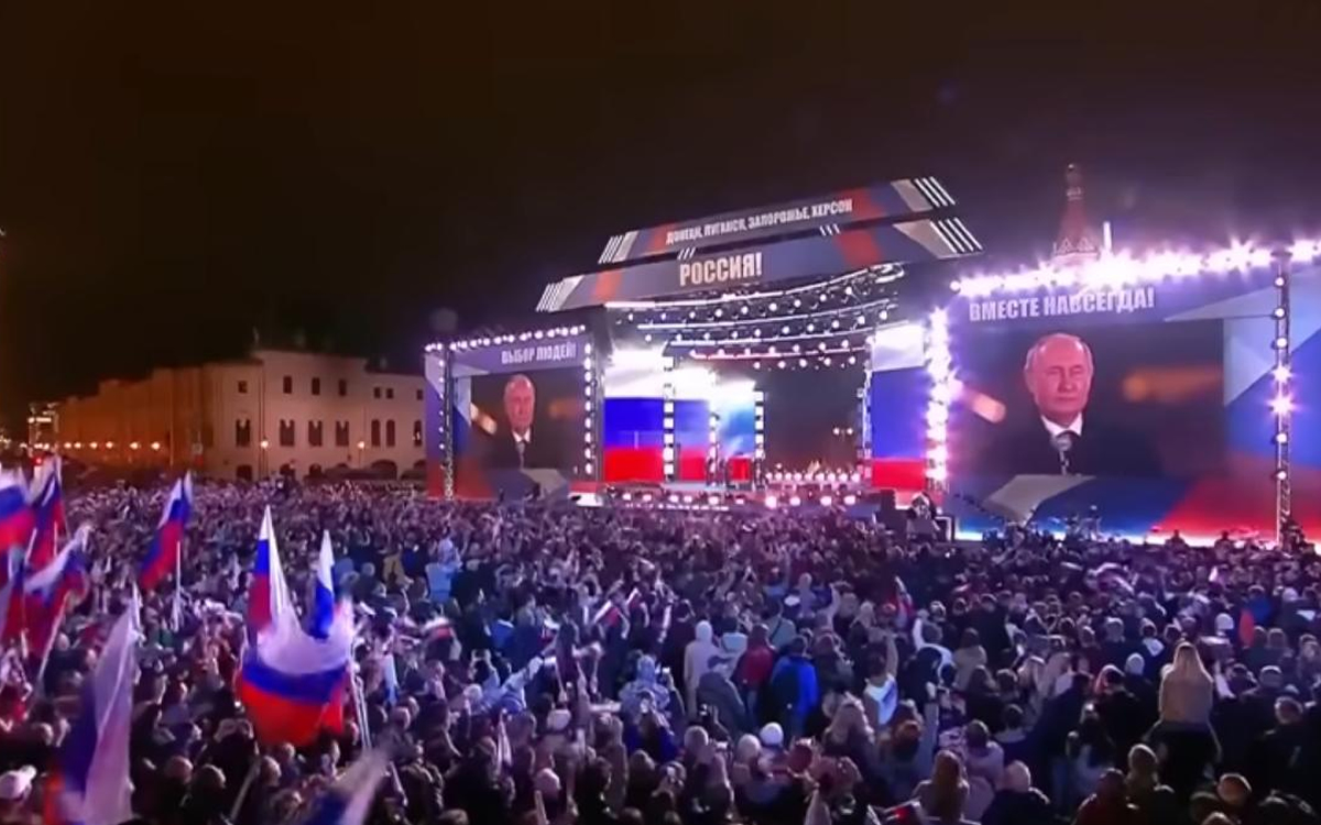 Vladimir_Putin_rally_screen_capture_inse